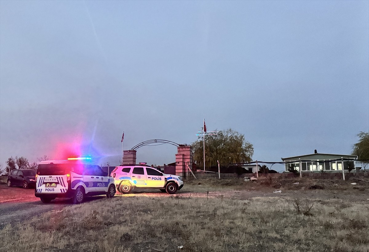 Kayseri'nin Melikgazi ilçesinde akrabalar arasında çıkan bıçaklı kavgada 4 kişi yaralandı.