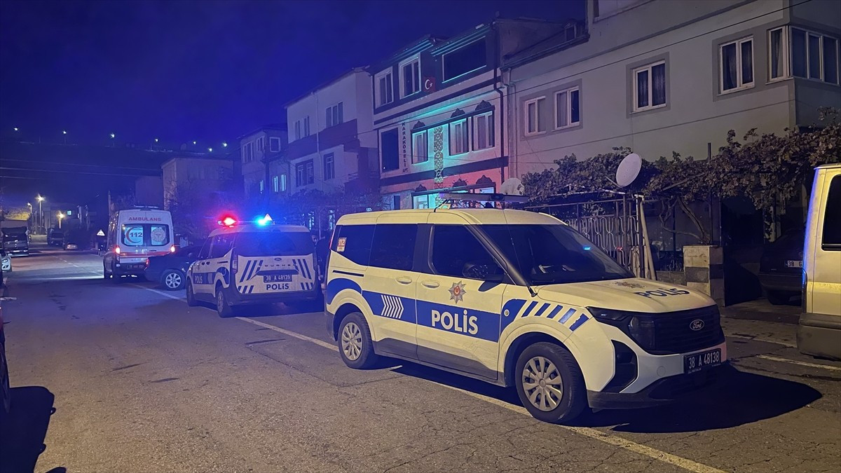 Kayseri'nin Melikgazi ilçesinde bir kişi evinde ölü bulundu. Ekipler olay yerinde çalışma...