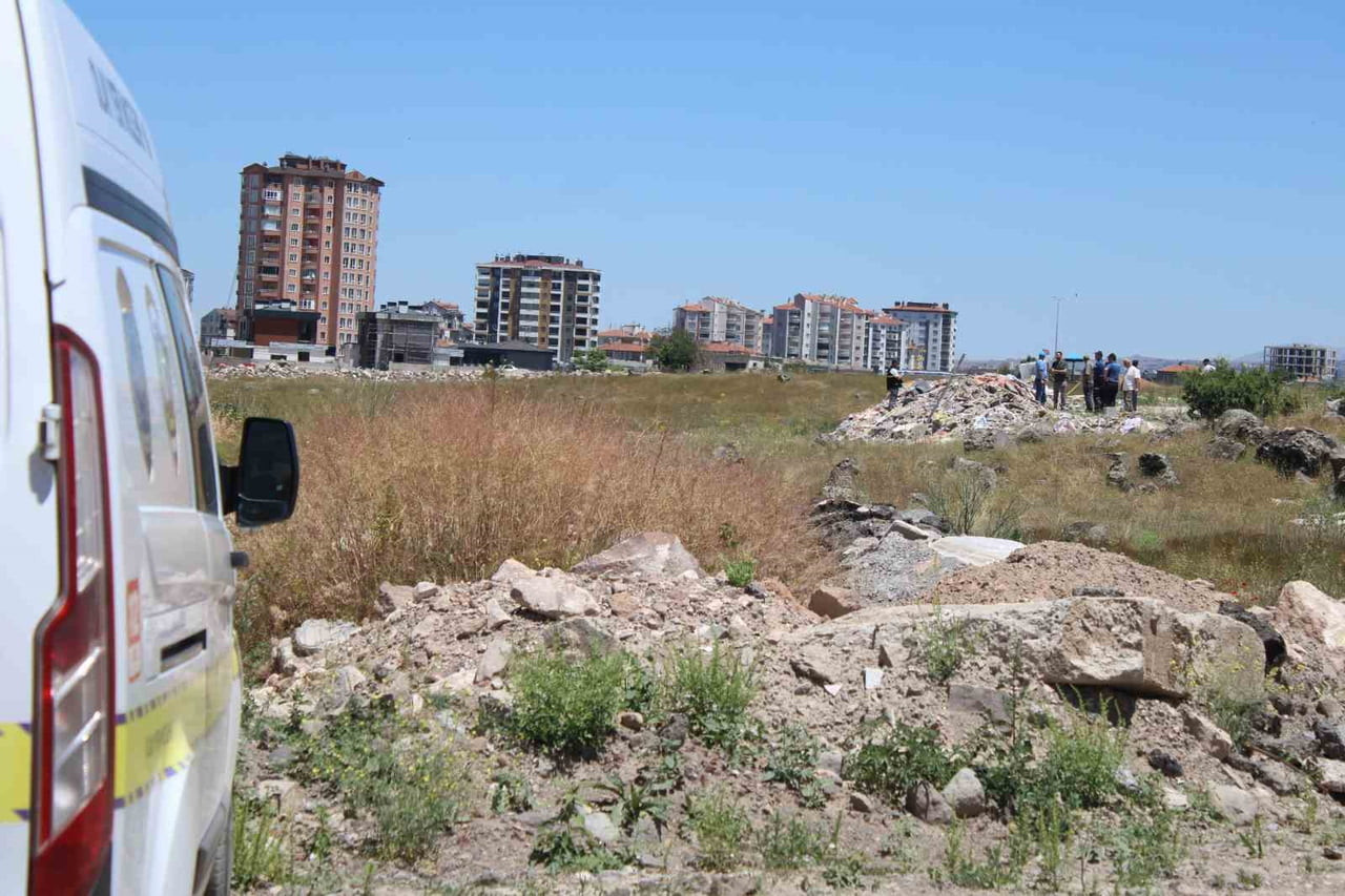 KAYSERİ'NİN MELİKGAZİ İLÇESİNDE BOŞ ARAZİDE MOLOZLARIN ARASINDA ERKEK CESEDİ BULUNDU.