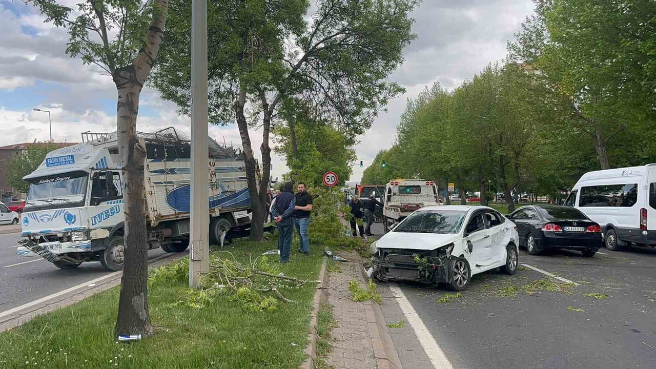 KAYSERİ'NİN MELİKGAZİ İLÇESİNDE KAMYON İLE OTOMOBİLİN ÇARPIŞMASI SONUCU MEYDANA GELEN KAZADA 1...