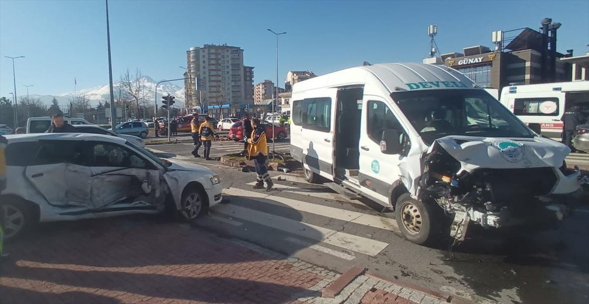 Kayseri'nin Melikgazi ilçesinde minibüs ile otomobilin çarpışması sonucu 14 kişi yaralandı.