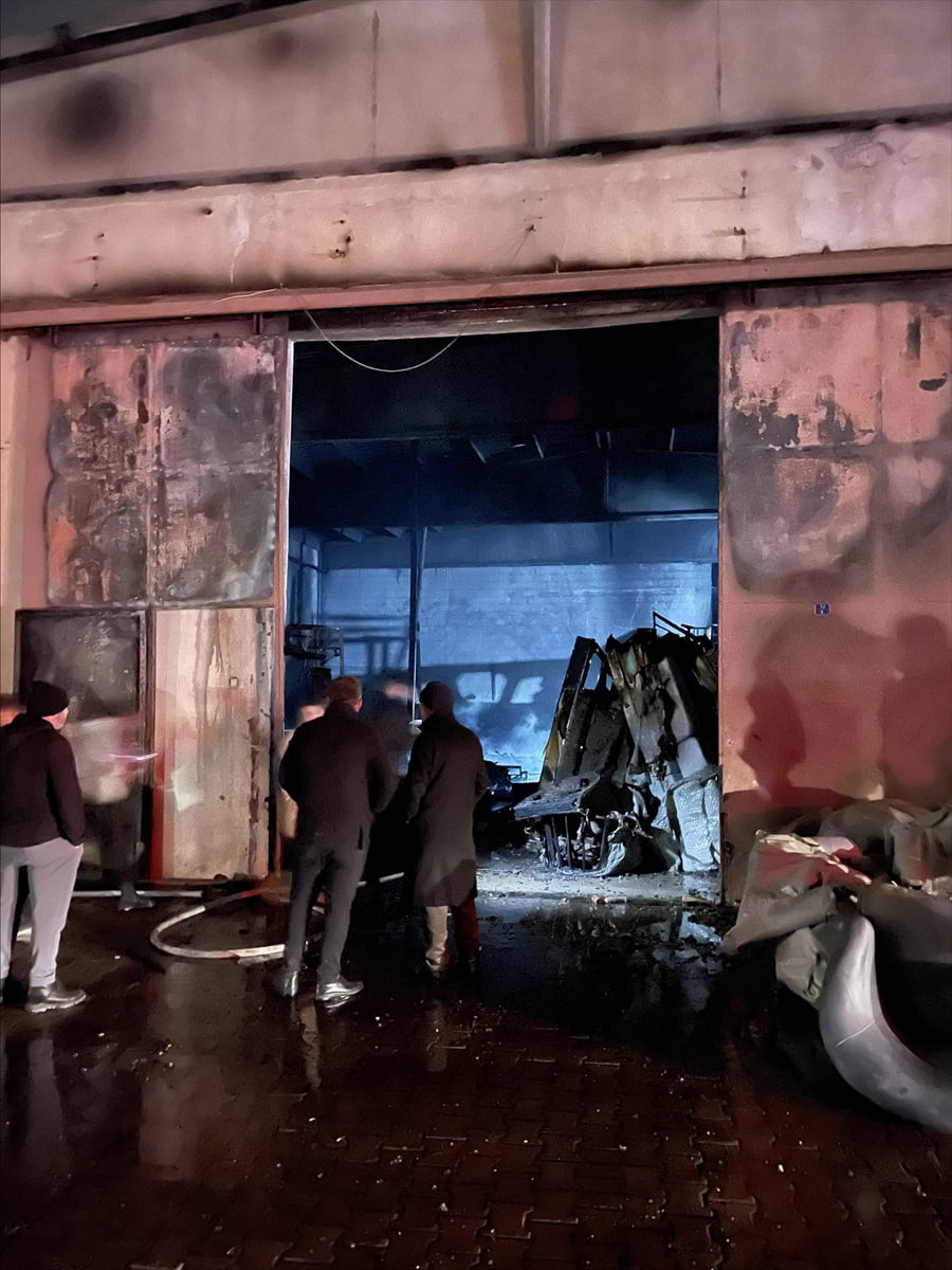 Kayseri'nin Melikgazi ilçesinde, mobilya fabrikasında çıkan yangın itfaiye ekiplerince söndürüldü....