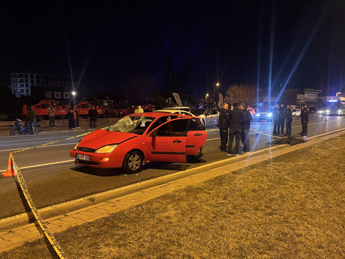Kayseri'nin Melikgazi ilçesinde otomobilin çarptığı kadın yaşamını yitirdi.