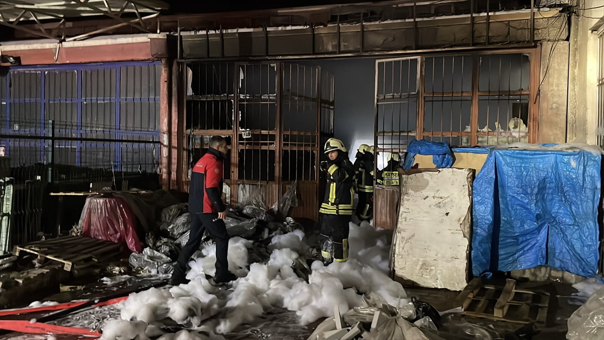 Kayseri'nin Melikgazi ilçesindeki bir mobilya atölyesinde çıkan yangın itfaiye ekipleri tarafından...