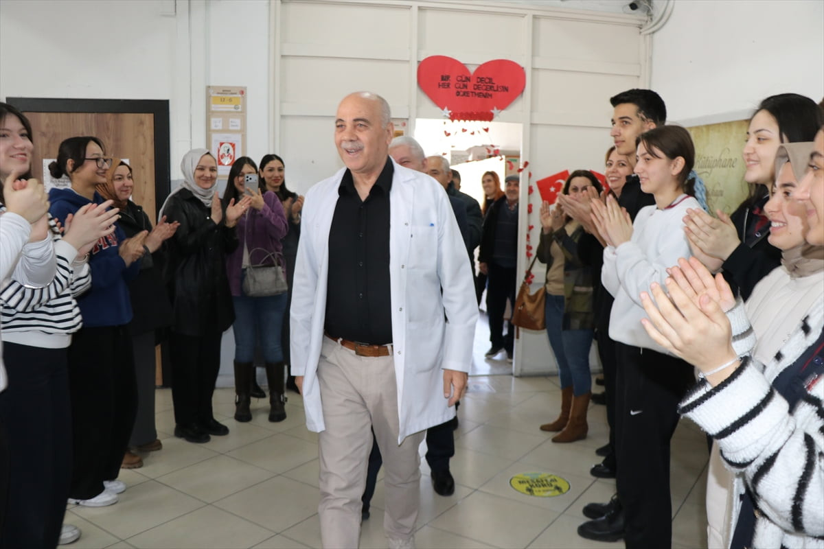 Kayseri'nin Melikgazi ilçesindeki Şeker Anadolu Lisesi'nde görev yapan 37 yıllık eğitimci Yunus...