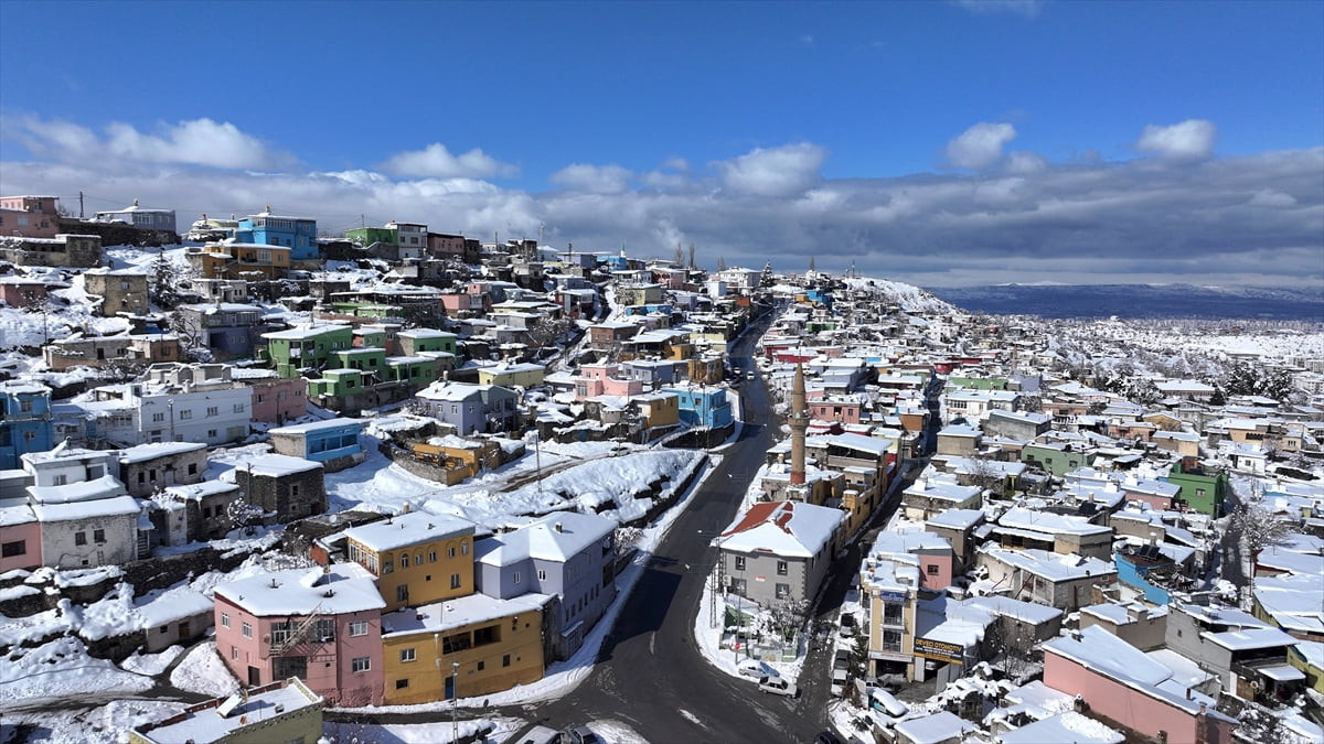 Kayseri'nin merkez Hacılar ilçesindeki "renkli evler" olarak bilinen yapılar, kar yağışının...