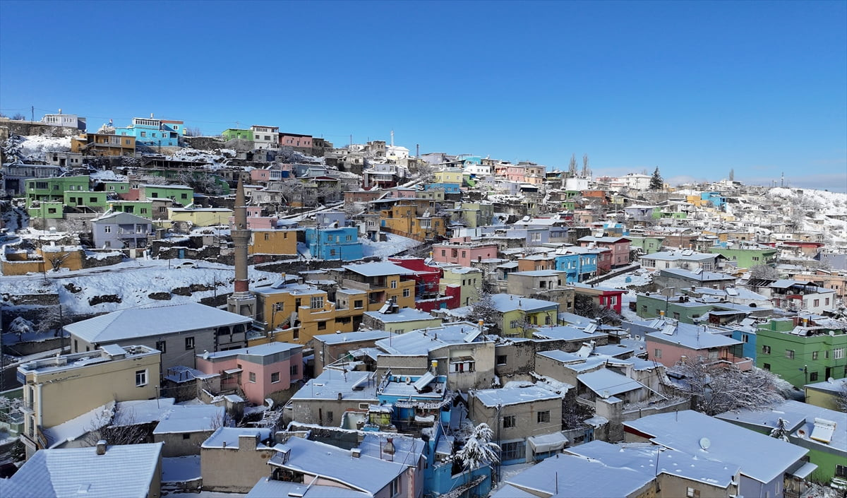 Kayseri'nin merkez Hacılar ilçesindeki "renkli evler" olarak bilinen yüzlerce yapı, kar yağışının...