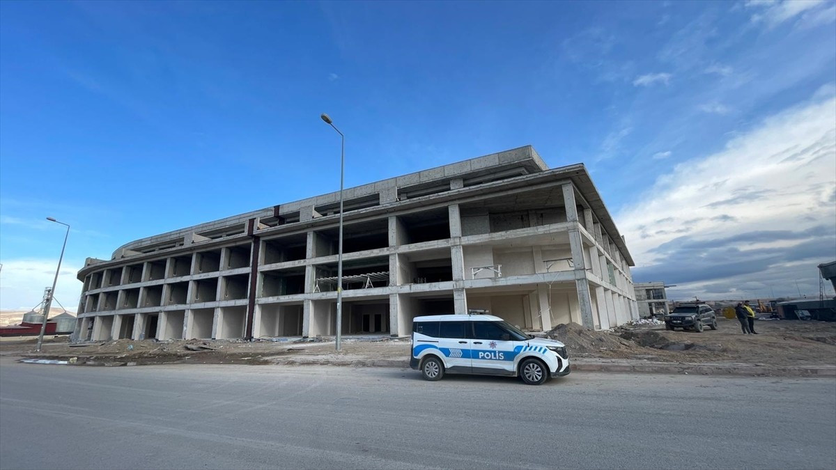 Kayseri'nin merkez Kocasinan ilçesinde iş yeri inşaatının birinci katından düşen işçi yaralandı....