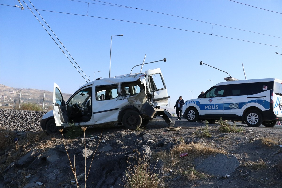 Kayseri'nin merkez Kocasinan ilçesinde lokomotifin çarptığı hafif ticari araçtaki 2 kişi hastaneye...