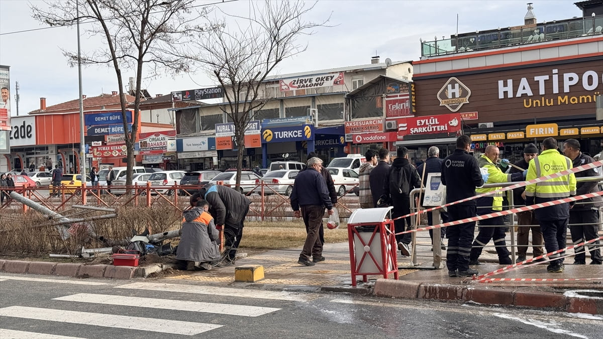 Kayseri'nin merkez Kocasinan ilçesinde tramvay durağına giren otomobilin çaptığı 3 yaya hastaneye...