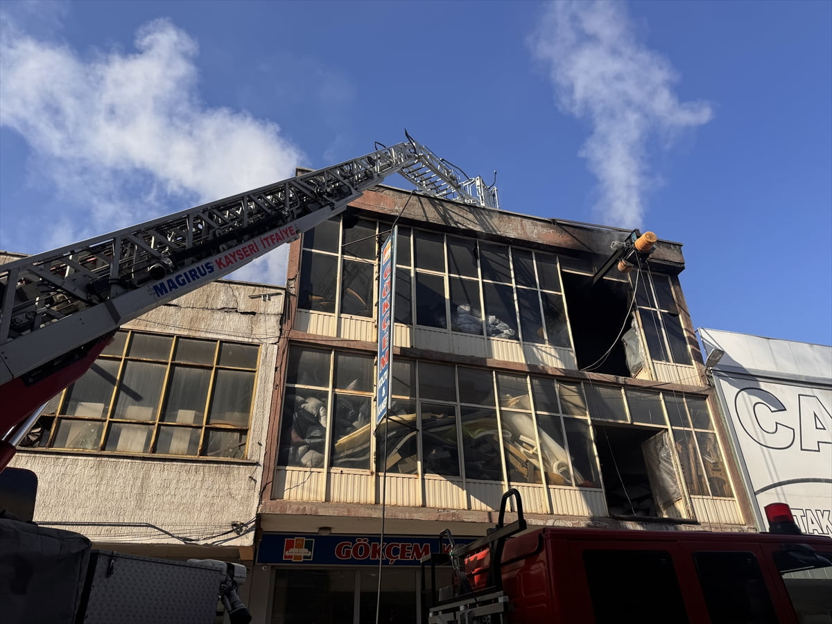 Kayseri'nin merkez Kocasinan ilçesindeki bir mobilya atölyesinde çıkan yangın, itfaiye ekiplerince...