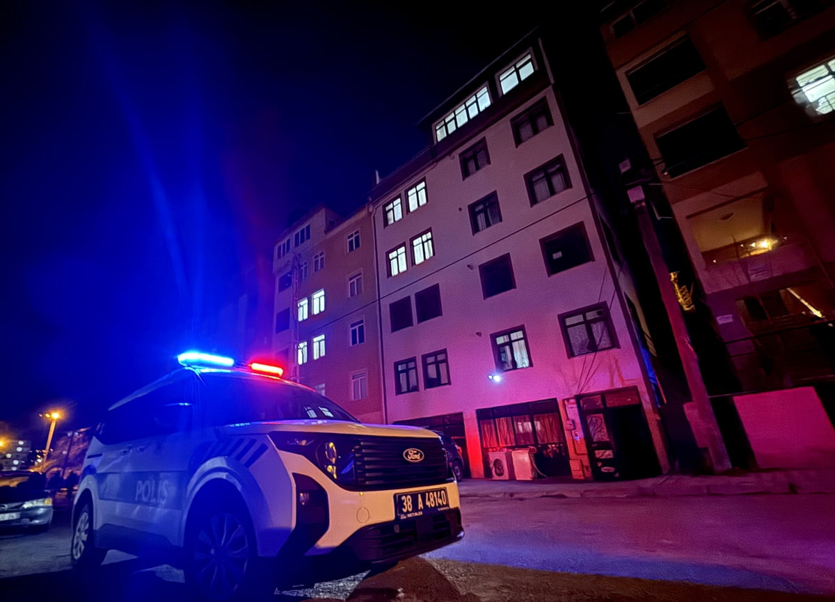 Kayseri'nin merkez Melikgazi ilçesinde bir kadın, tartıştığı erkek arkadaşını bıçaklayarak...