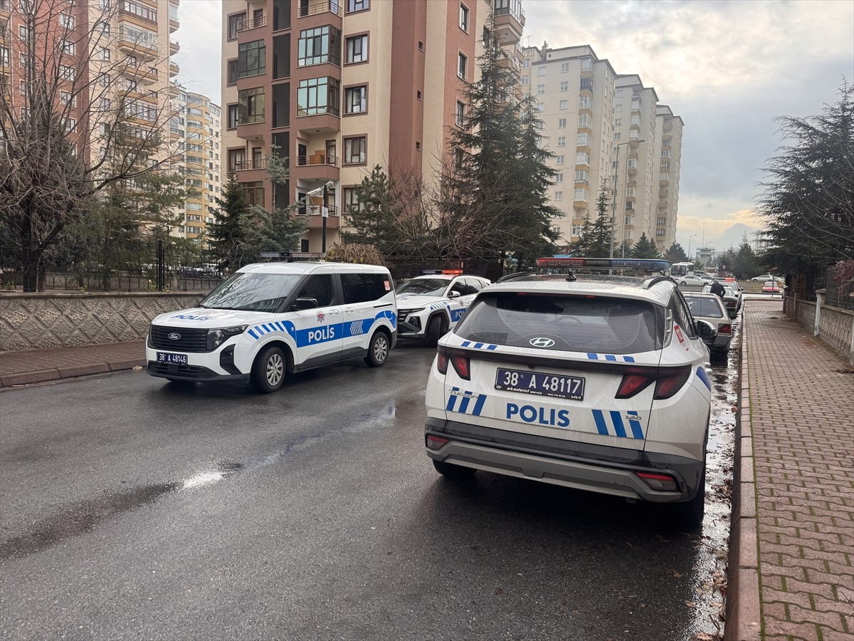 Kayseri'nin merkez Melikgazi ilçesinde boşanma aşamasındaki karısıyla konuşmaya giden bir kişi...