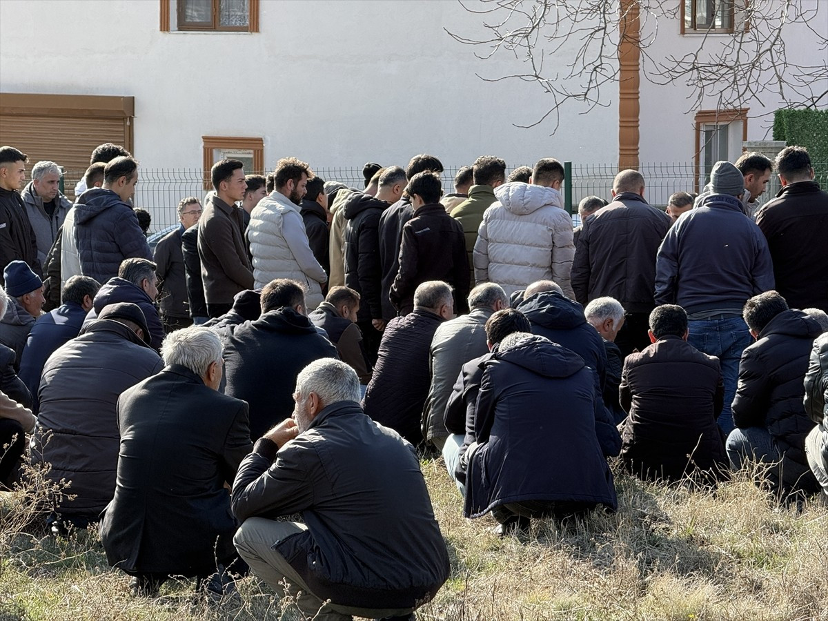 Kayseri'nin merkez Melikgazi ilçesinde boşanma aşamasındaki karısıyla konuşmaya giden kişi...