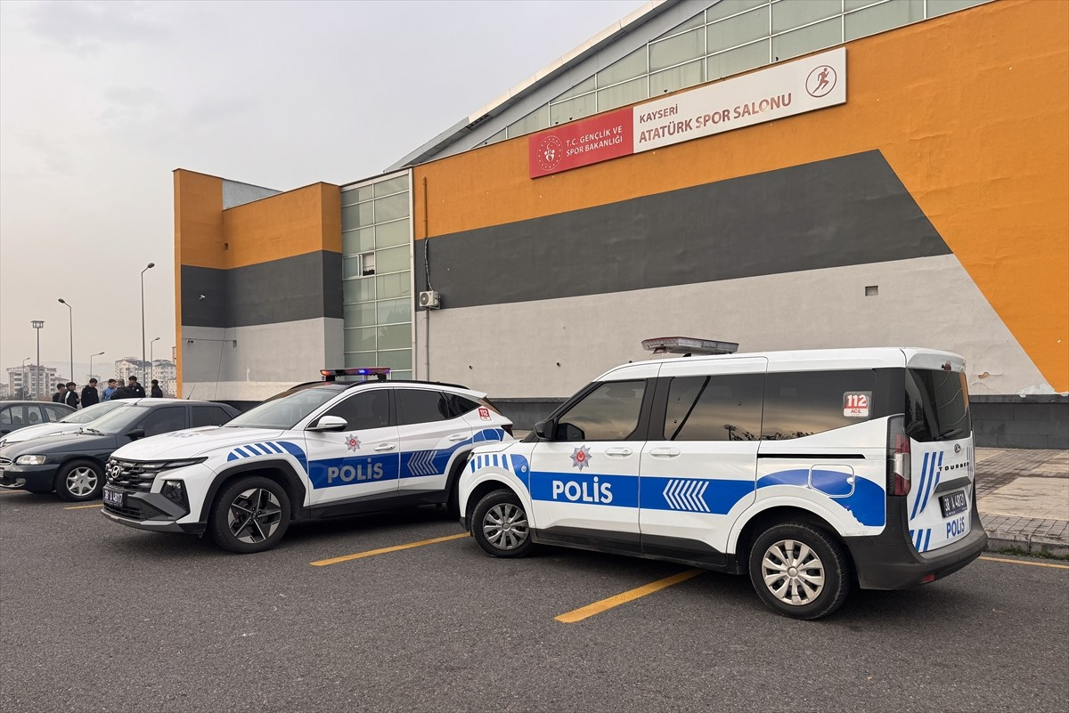 Kayseri'nin merkez Melikgazi ilçesinde liseler arası voleybol turnuvasındaki bir karşılaşma...