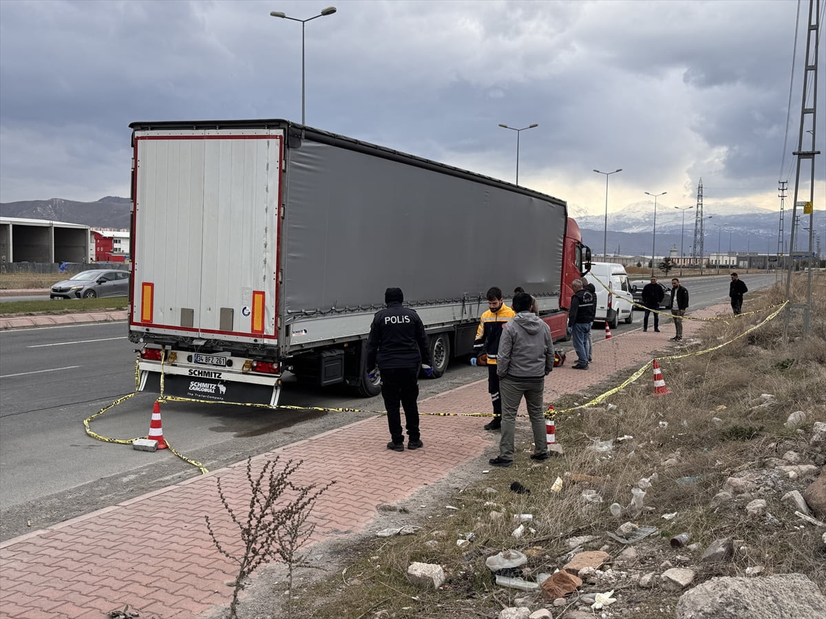 Kayseri'nin merkez Melikgazi ilçesinde tır şoförü, yol kenarında aracının yanında ölü bulundu....