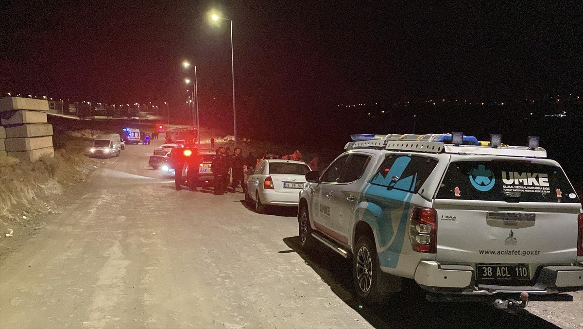 Kayseri'nin merkez Talas ilçesinde uçuruma yuvarlanan otomobilin sürücüsü hayatını kaybetti.