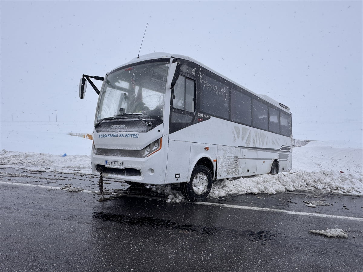 Kayseri'nin Pınarbaşı ilçesinde, cenazeye gidenleri taşıyan midibüsün devrilmesi sonucu 3'ü ağır...