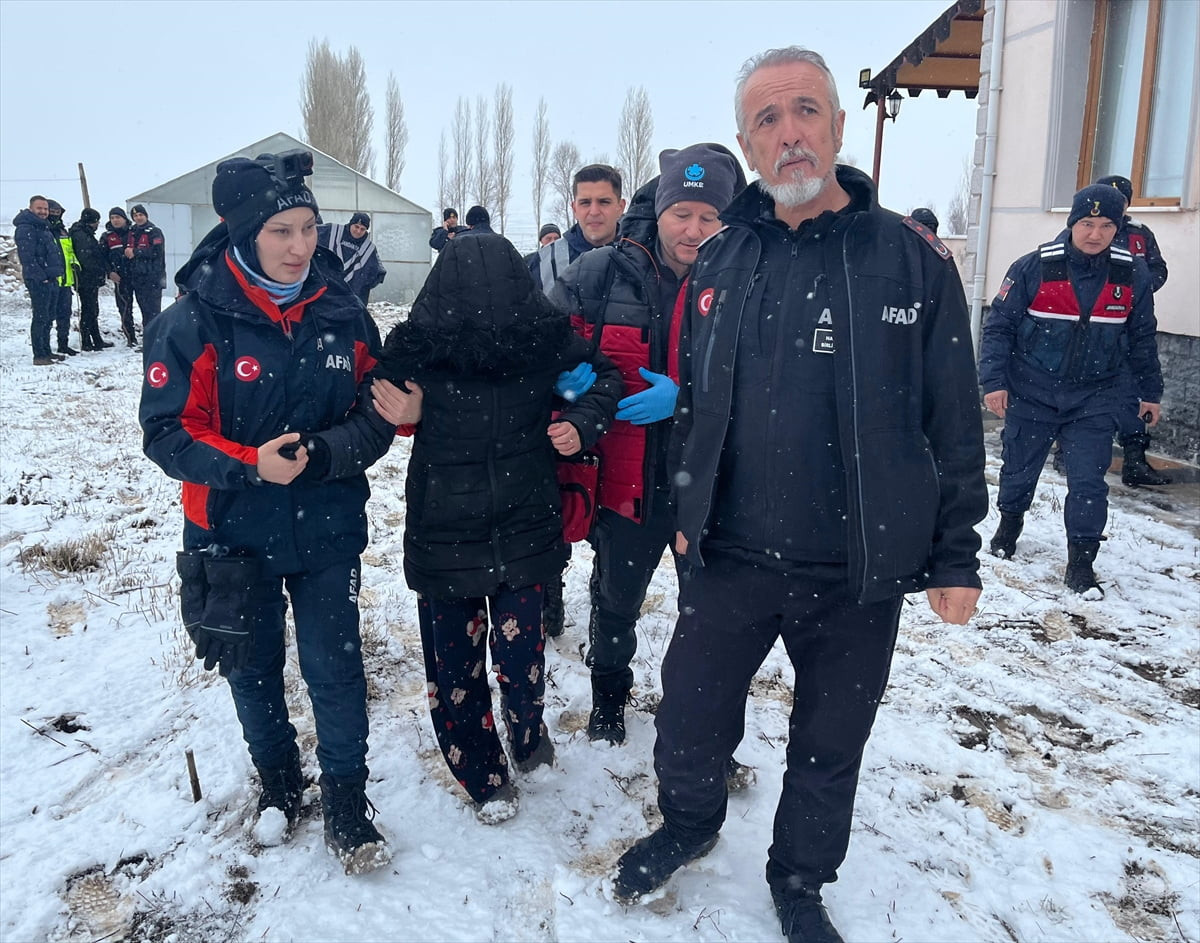 Kayseri'nin Pınarbaşı ilçesinde dün kayıp başvurusu yapılan 16 yaşındaki İlknur Çiçek (sol 2)...