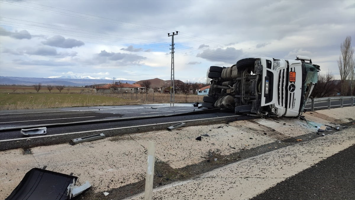 Kayseri'nin Sarıoğlan ilçesinde akaryakıt yüklü tankerin devrildiği kazada sürücü...