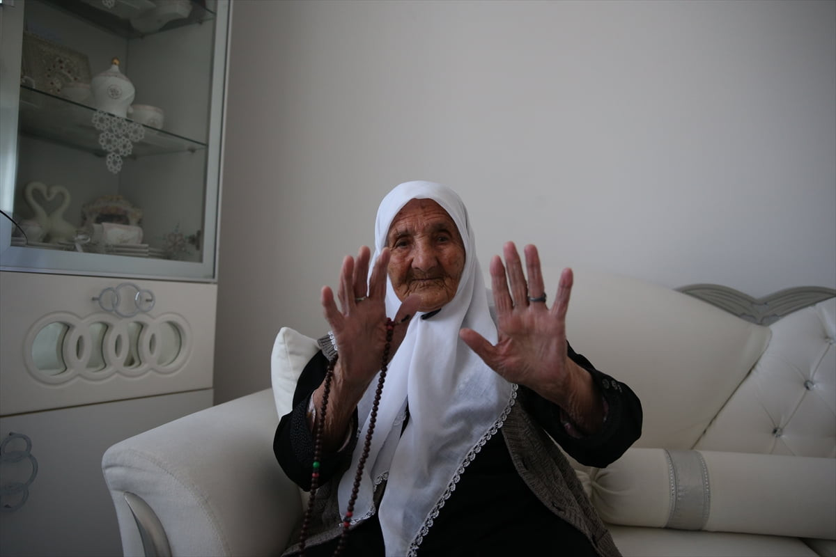 Kayseri'nin Sarız ilçesinin Ayranlı Mahallesi'nde 1916 yılında dünyaya gelen 110 yaşındaki Şemsi...