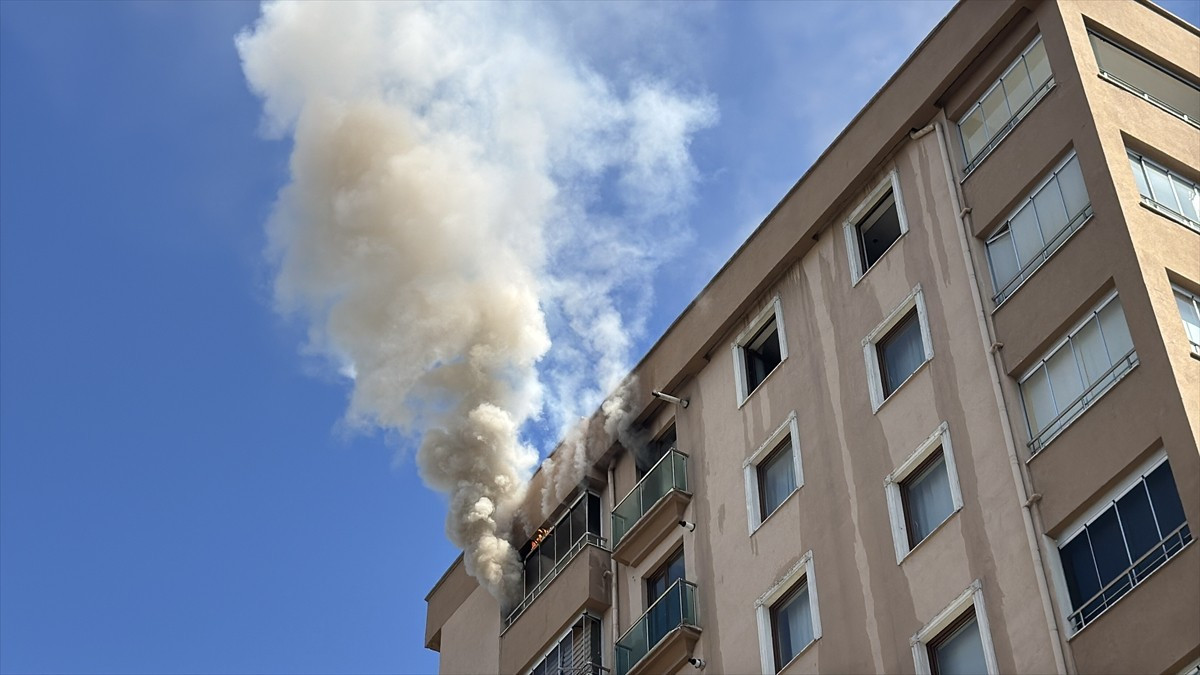 Kayseri'nin Talas ilçesinde apartmanın çatısında çıkan yangın söndürüldü.