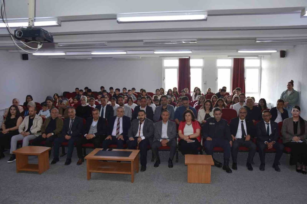 KAYSERİ'NİN TOMARZA İLÇESİNDE 'MAARİFİN KALBİNDE VAKTİ KUŞANMAK' PROGRAMI DÜZENLENDİ.