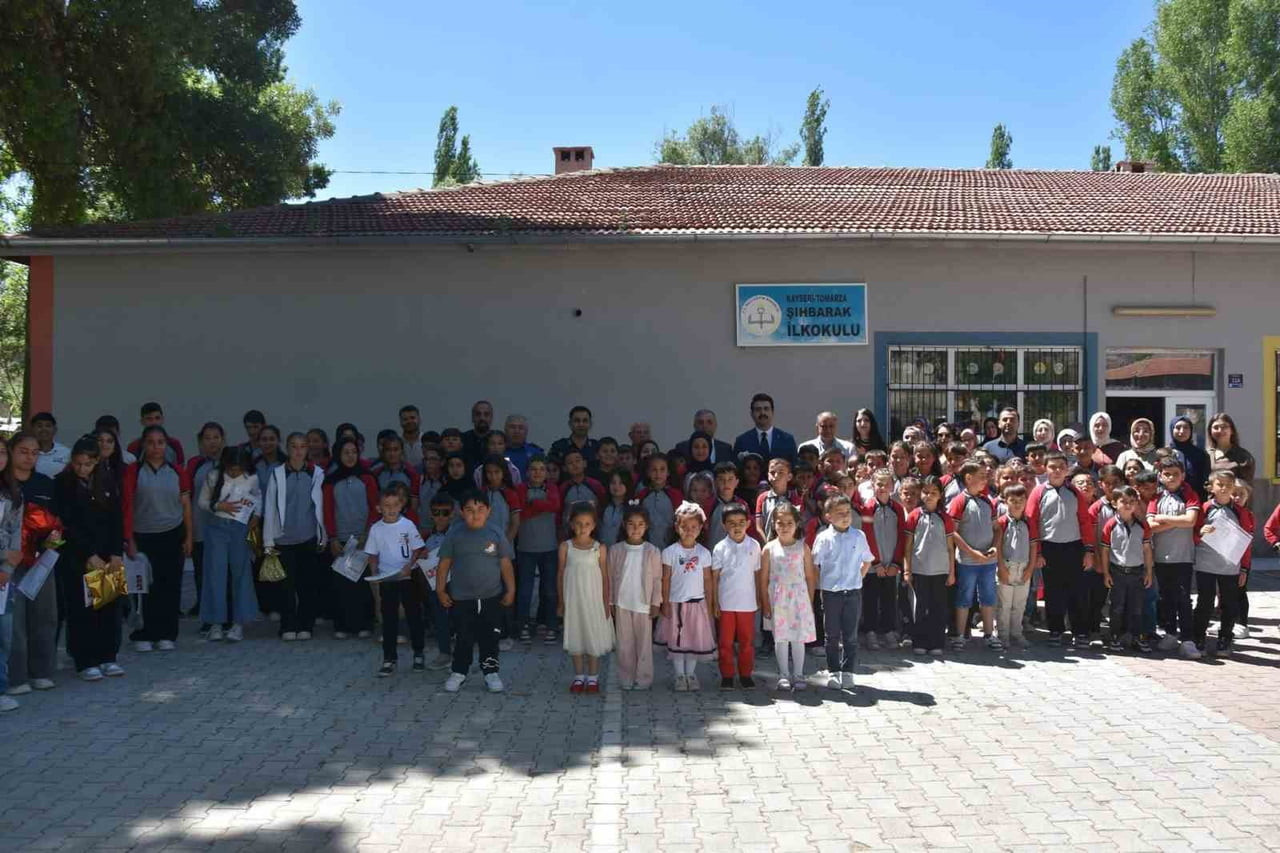KAYSERİ'NİN TOMARZA İLÇESİNDE EĞİTİM ÖĞRETİM YILININ SONA ERMESİYLE BİRLİKTE ÖĞRENCİLER KARNE...