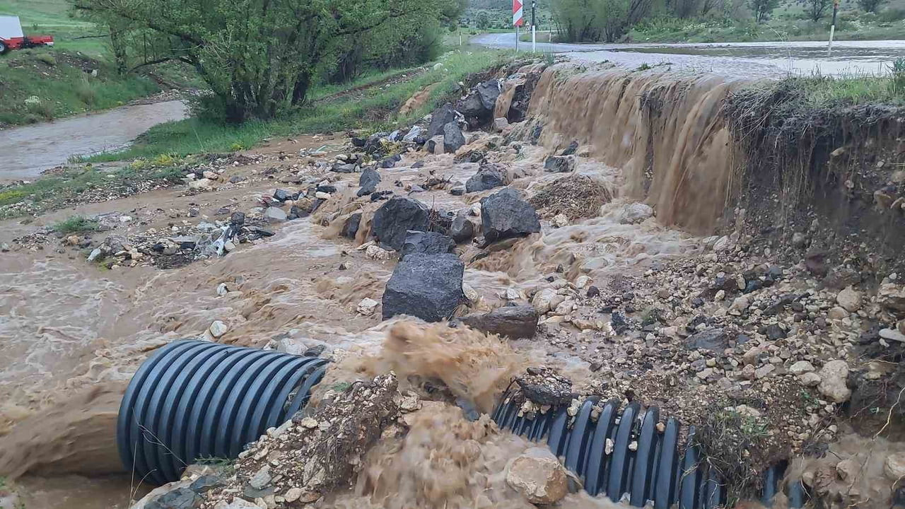 KAYSERİ'NİN TOMARZA İLÇESİNDE ETKİLİ OLAN SAĞANAK YAĞIŞ NEDENİYLE SU TAŞKINLARI...
