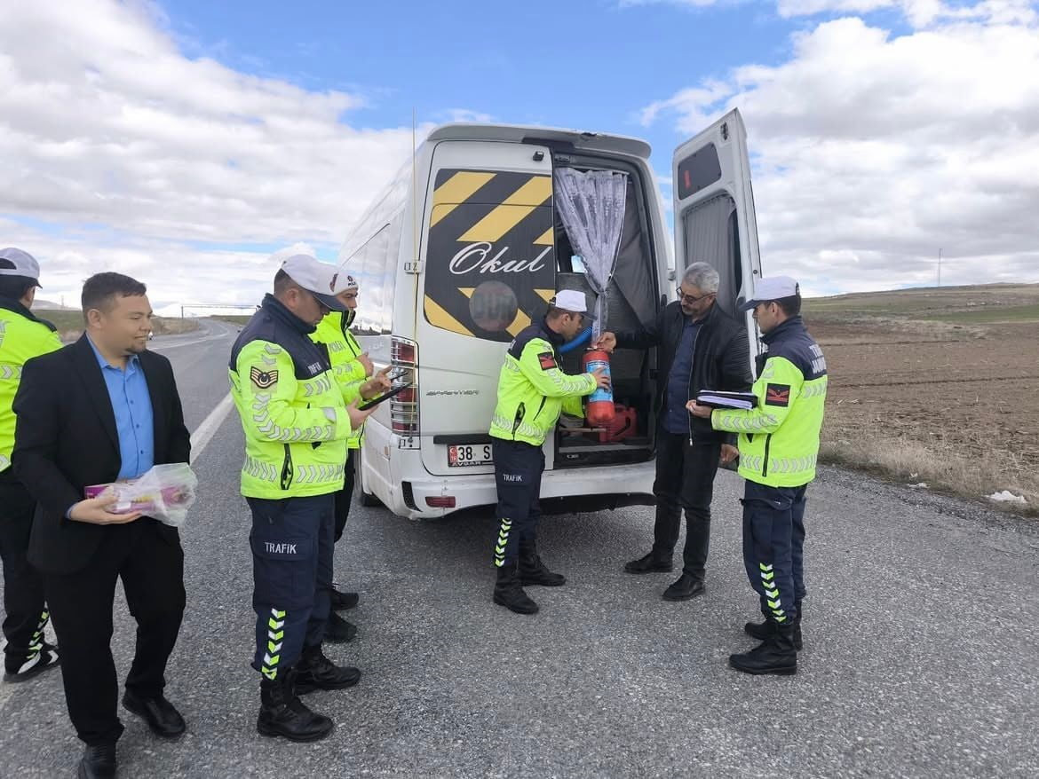 KAYSERİ'NİN TOMARZA İLÇESİNDE SERVİS ŞOFÖRLERİNE YÖNELİK GÜVENLİK VE TRAFİK EĞİTİMİ...