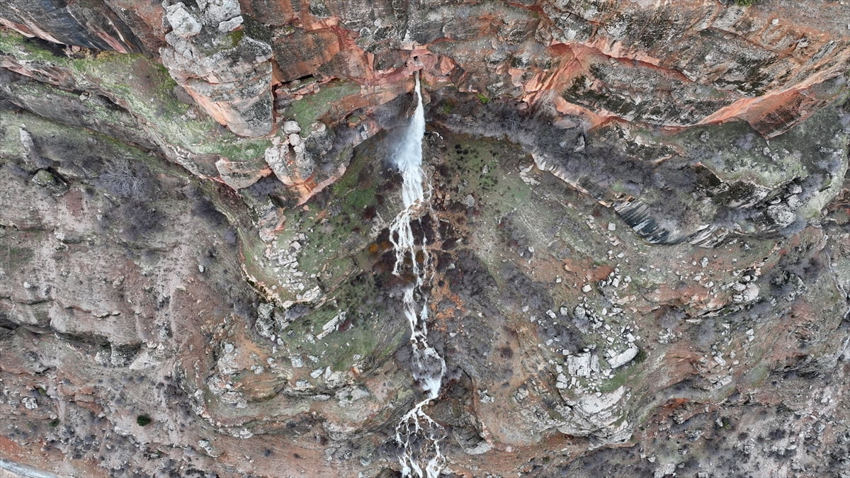 Kayseri'nin Yahyalı ilçesinde geçmişte darphane olarak kullanılan Zebil Mağarası'ndan çıkan su...