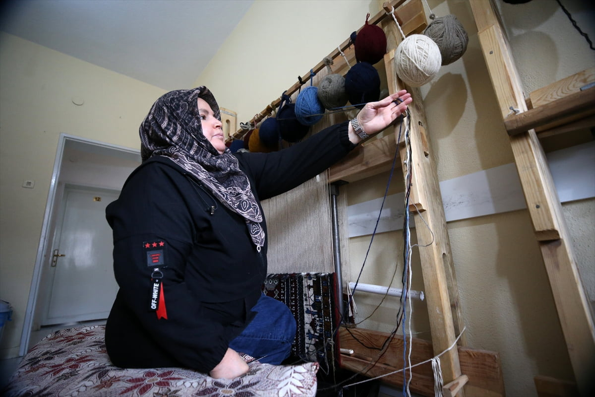 Kayseri'nin Yahyalı ilçesinde unutulmaya yüz tutan halı dokumacılığını yaşatmak için açılan kursla...