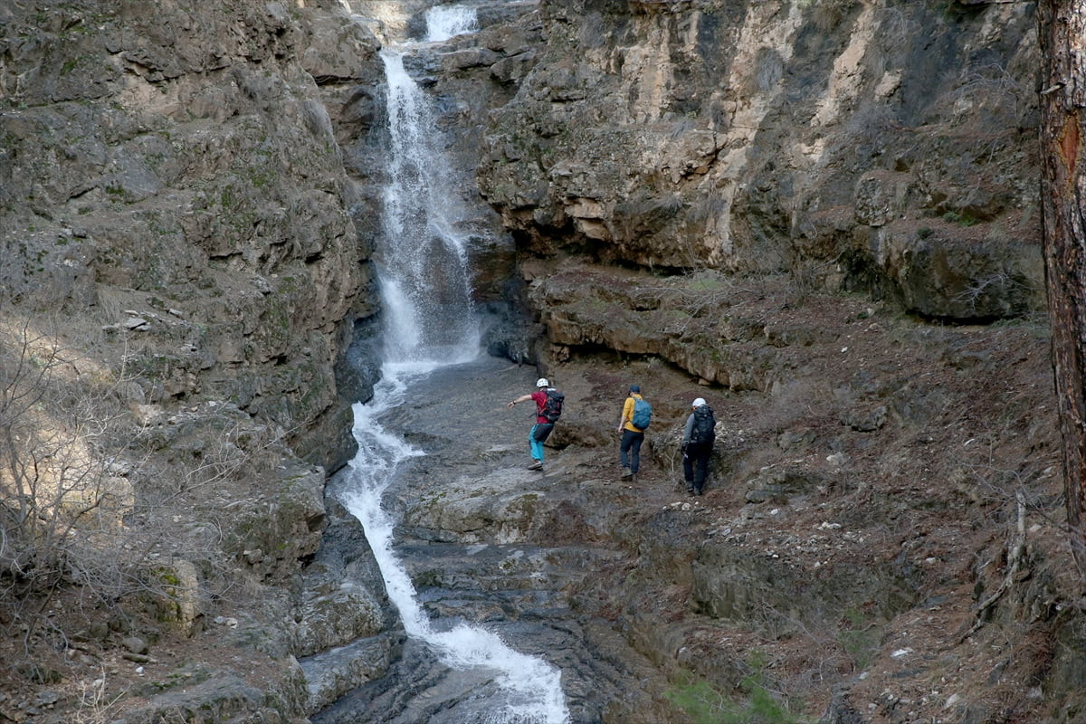 Kayseri'nin Yahyalı ilçesinde, yaklaşık 150 metre yükseklikten dökülen Uçansu Şelalesi...