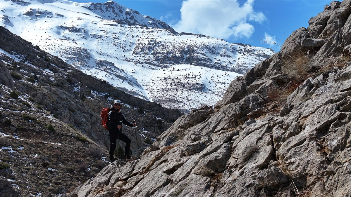 Kayseri'nin Yahyalı ilçesinde yaşayan 33 yaşındaki İlhan Bayer, çocuk yaşta merak sardığı dağcılık...