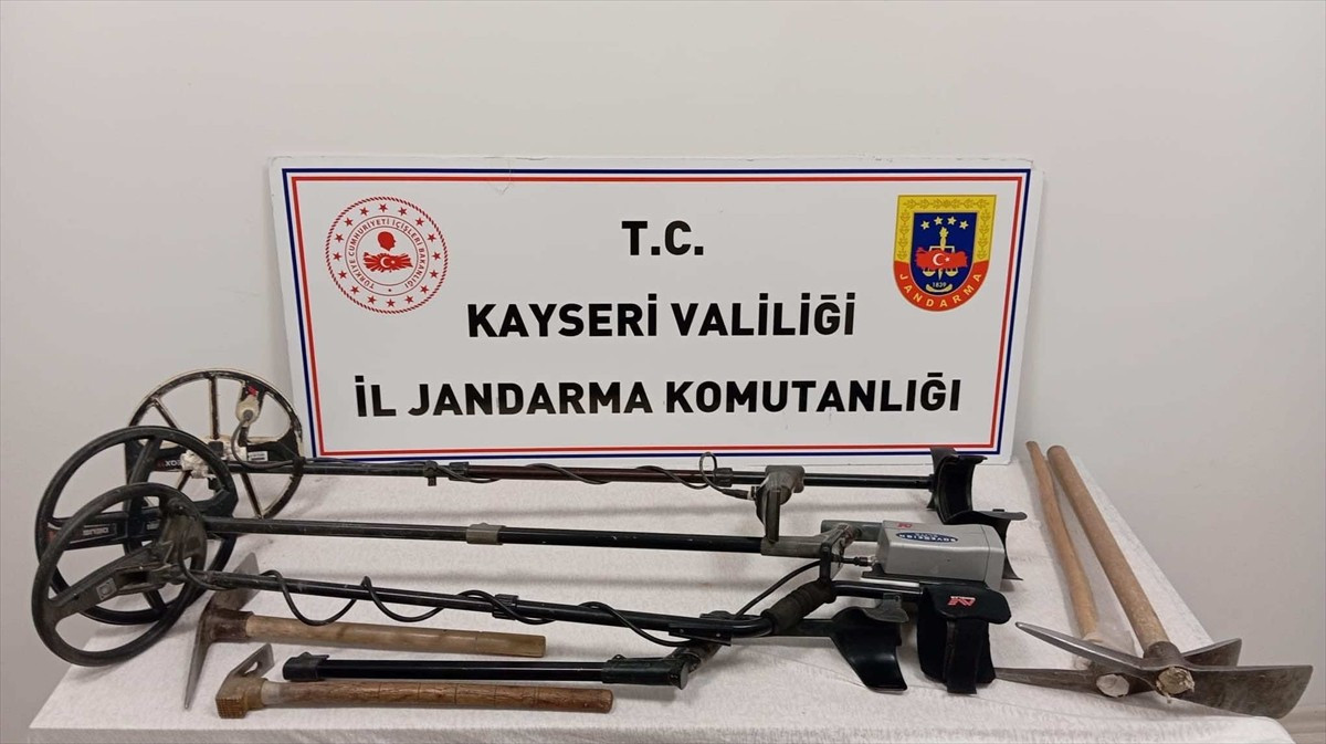 Kayseri'nin Yeşilhisar ilçesinde izinsiz kazı yapan 4 şüpheli gözaltına alındı. Bölgede yapılan...