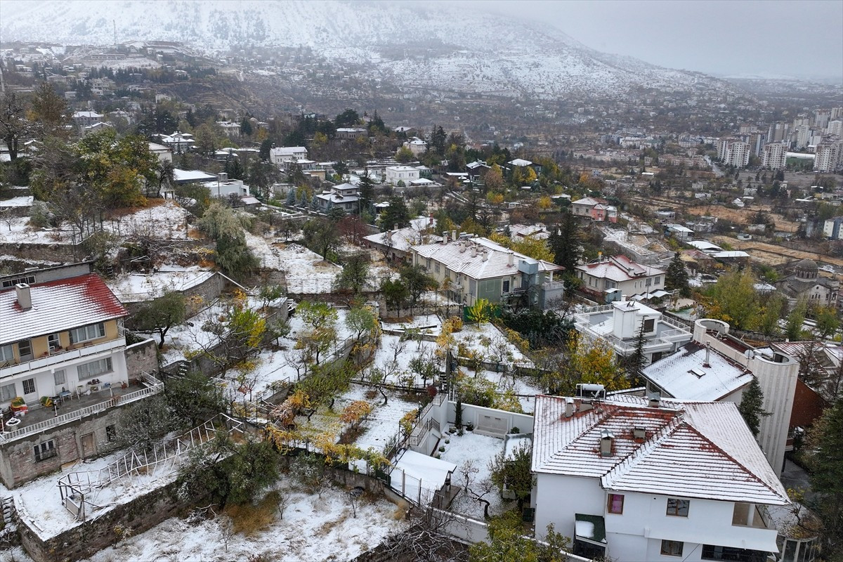 Kayseri'nin yüksek kesimlerinde kar yağışı etkili oldu. Kentte gece saatlerinde hava sıcaklığı...