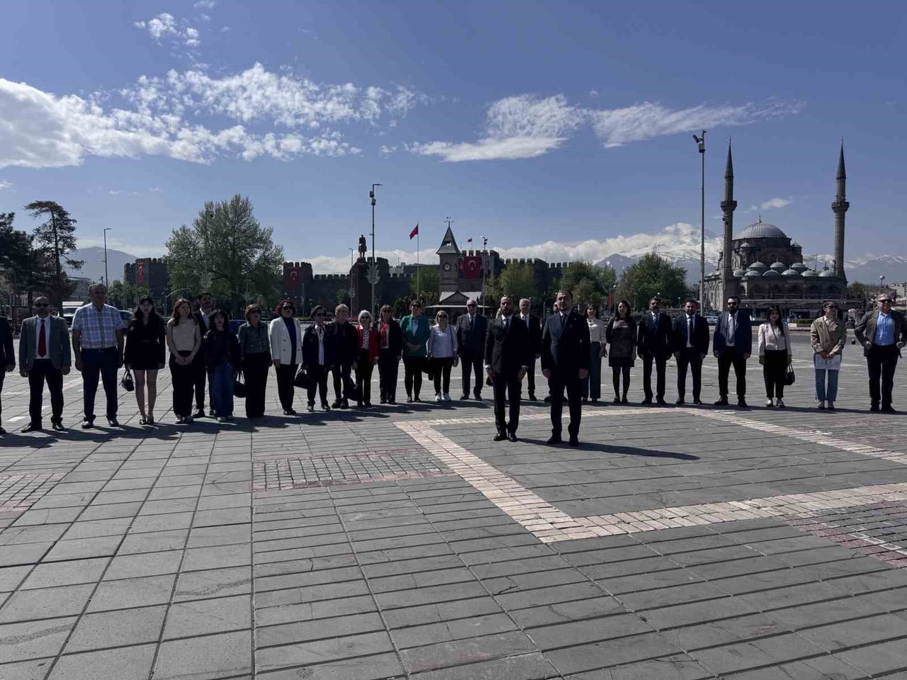 KAYSERİ’DE 14 MAYIS BİLİMSEL ECZACILIK GÜNÜ DOLAYISIYLA DÜZENLENEN ÇELENK KOYMA TÖRENİNDE KONUŞAN...