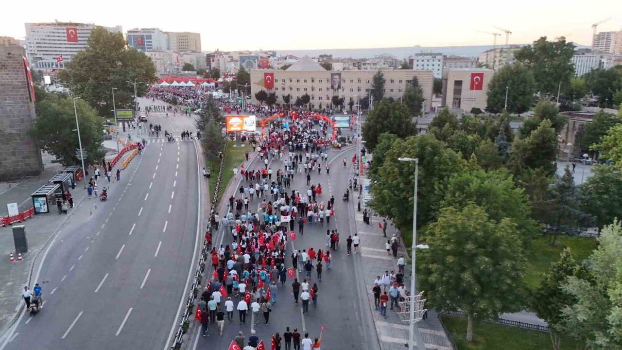 KAYSERİ’DE 15 TEMMUZ DEMOKRASİ VE MİLLİ BİRLİK GÜNÜ NEDENİYLE DÜZENLENEN ETKİNLİKTE VATANDAŞLAR...
