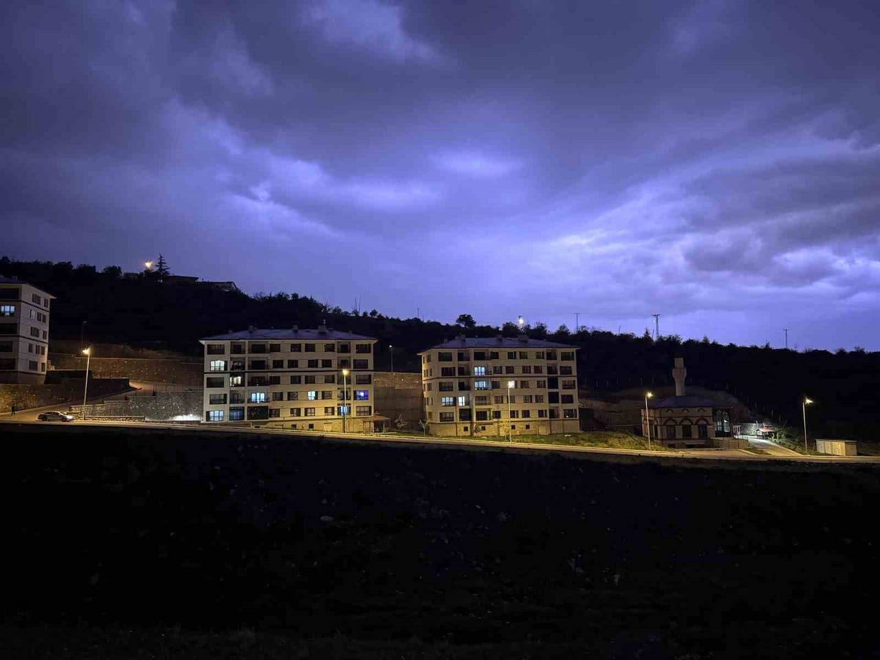KAYSERİ’DE ANİDEN ETKİLİ OLAN SAĞANAK YAĞIŞ SOKAKLARDA GÖLETLENMEYE NEDEN OLURKEN, YILDIRIMLAR DA...