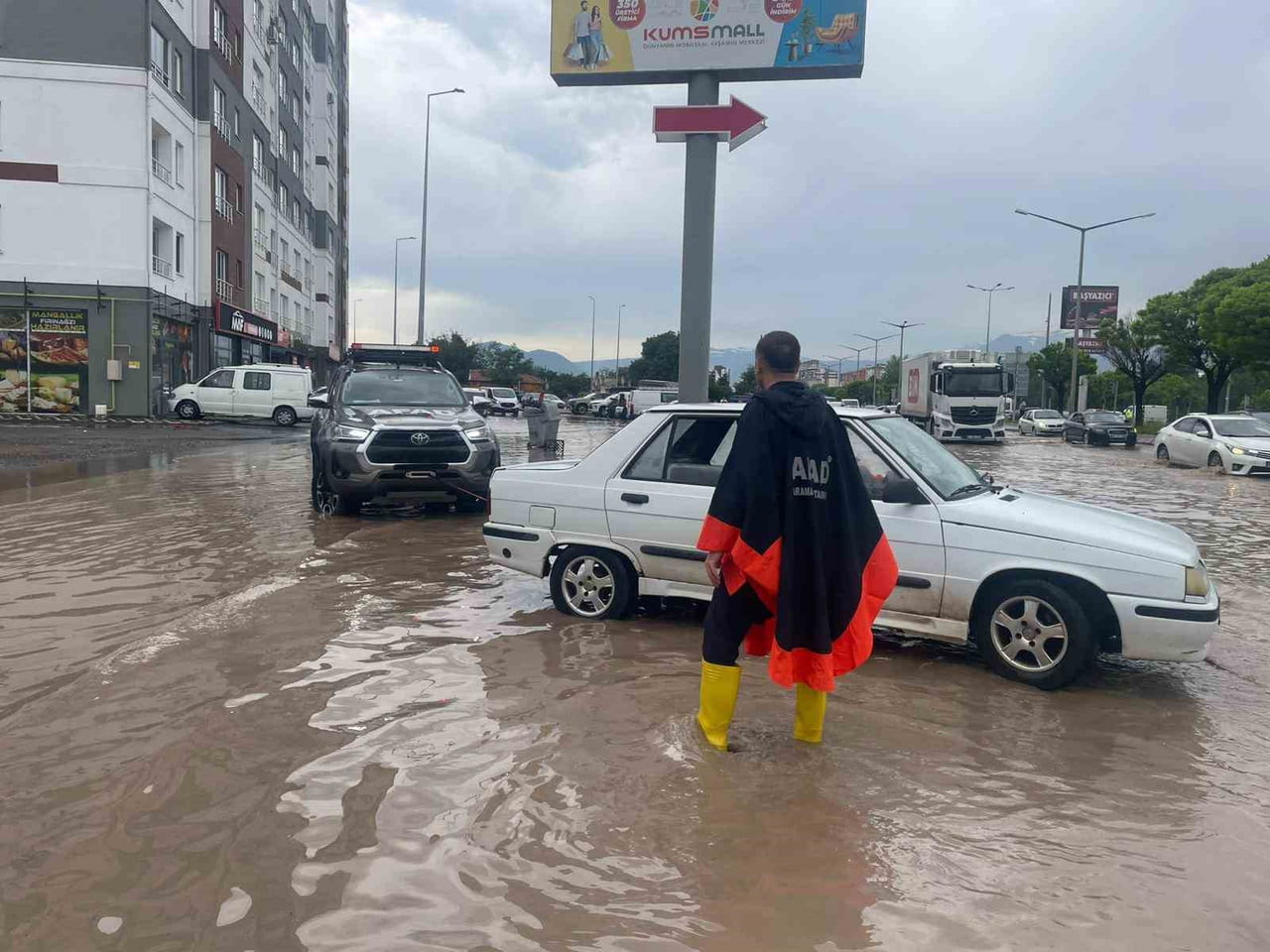 KAYSERİ’DE ETKİLİ OLAN KUVVETLİ YAĞIŞ VE DOLU NEDENİYLE ARAÇLARIYLA YOLDA KALAN VATANDAŞLAR, AFAD...