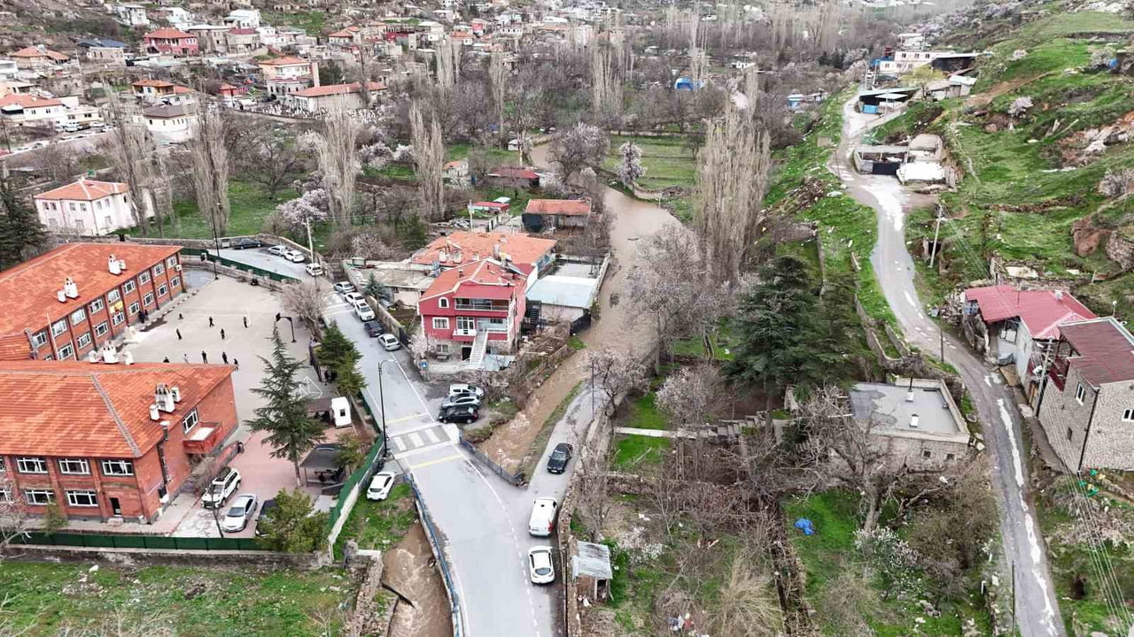 KAYSERİ’DE ETKİLİ OLAN SAĞANAK YAĞIŞLARLA BİRLİKTE DOLAN SULAMA KANALLARI, BAHAR MEVSİMİ İLE...