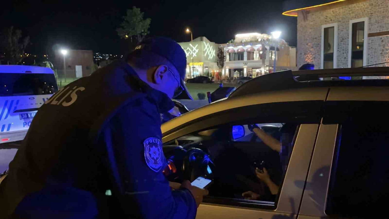 KAYSERİ’DE POLİS EKİPLERİ TARAFINDAN KENTTE HUZURU SAĞLAMA ADINA UYGULAMA YAPILDI.