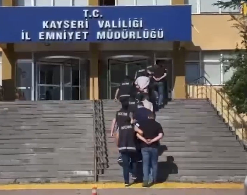 KAYSERİ’DE POLİS EKİPLERİ TARAFINDAN, PİYASAYA KAÇAK SİGARA VE TÜTÜN SÜRDÜĞÜ BELİRLENEN ŞAHISLARA...