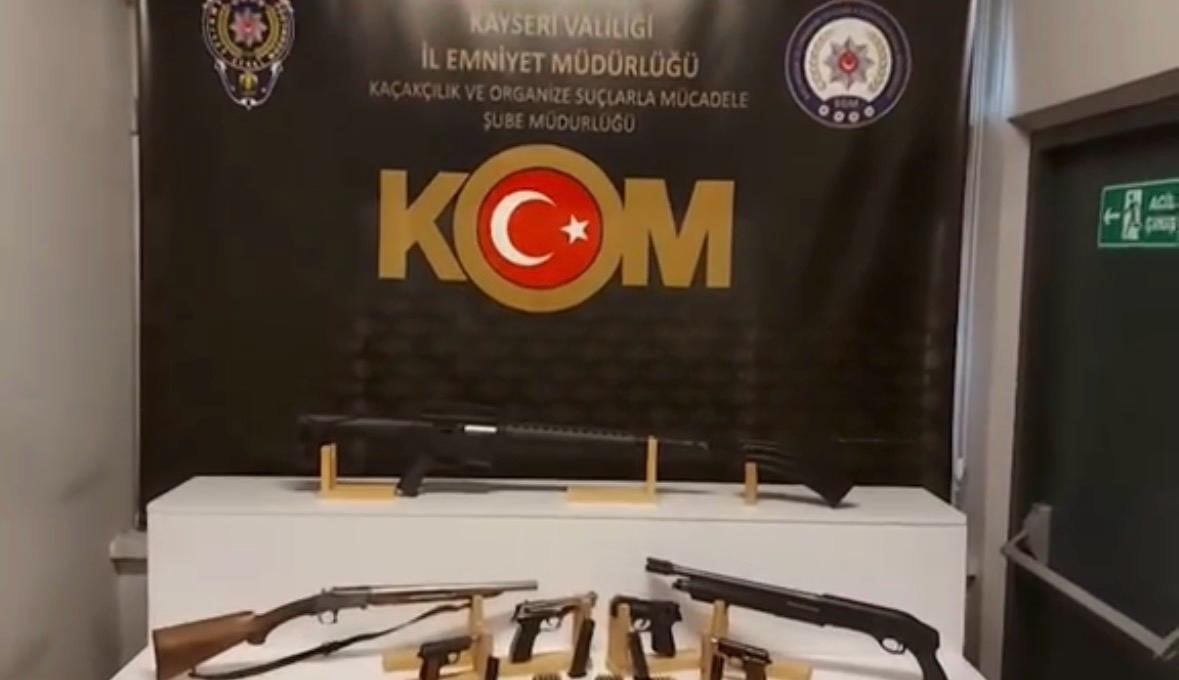 KAYSERİ’DE POLİS EKİPLERİ TARAFINDAN SİLAH TİCARETİ YAPAN ŞAHISLARA YÖNELİK YAPILAN ÇALIŞMALARDA 2...