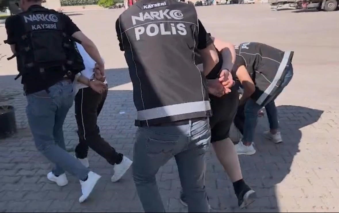 KAYSERİ’DE POLİS EKİPLERİ TARAFINDAN YAPILAN ÇALIŞMALARDA, KAYSERİ-SİVAS KARAYOLU’NDA DURDURULAN...