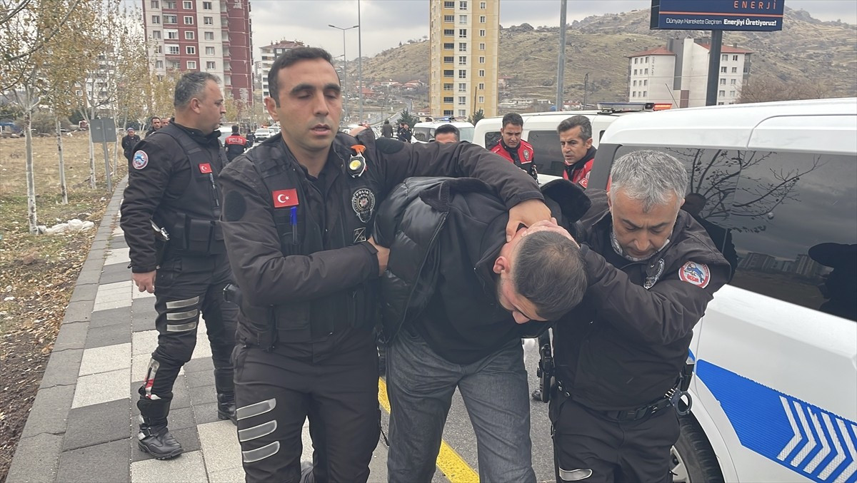 Kayseri’de polisin "dur" ihtarına uymayıp otomobille kaçan sürücü ile yanındaki kişi kovalamacayla...