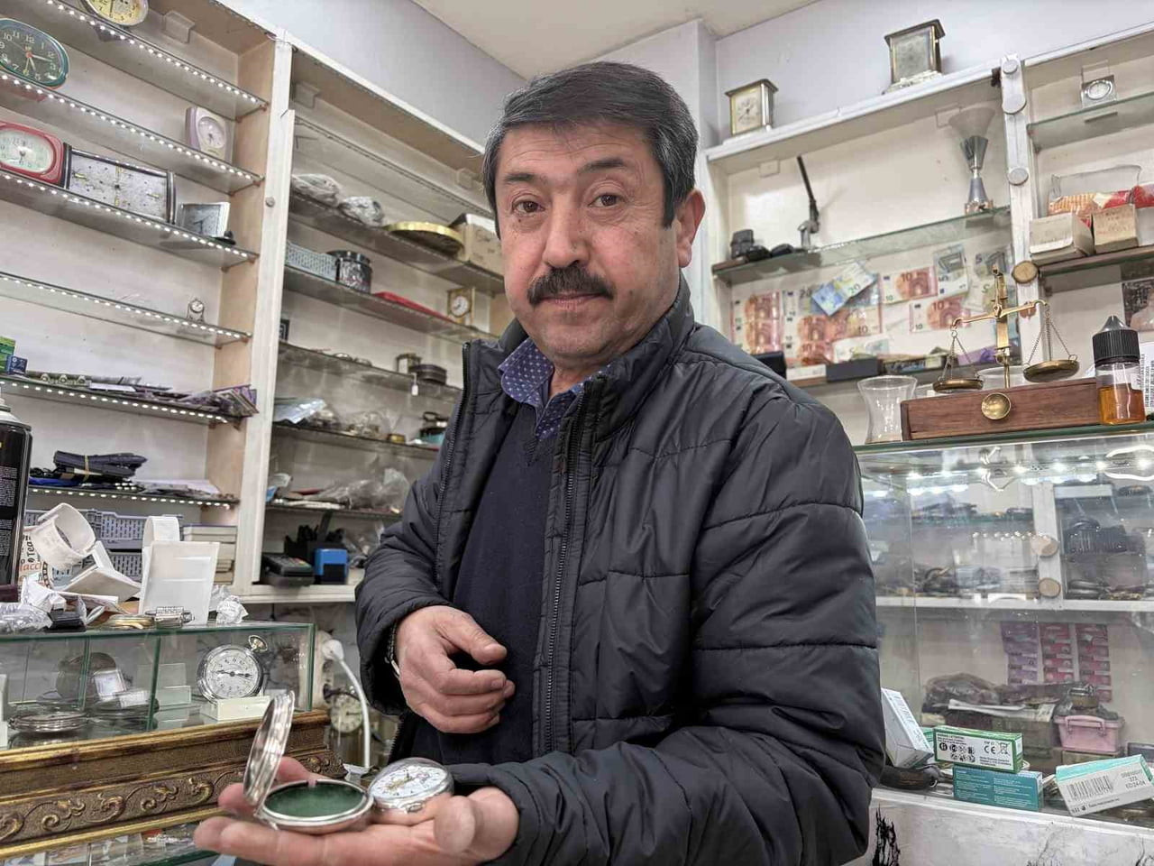 KAYSERİ’DE SAAT TAMİRCİLİĞİ YAPAN İBRAHİM ÇİMEN, 44 YILDIR 250-300 YILLIK SAATLERE İNCE AYAR...