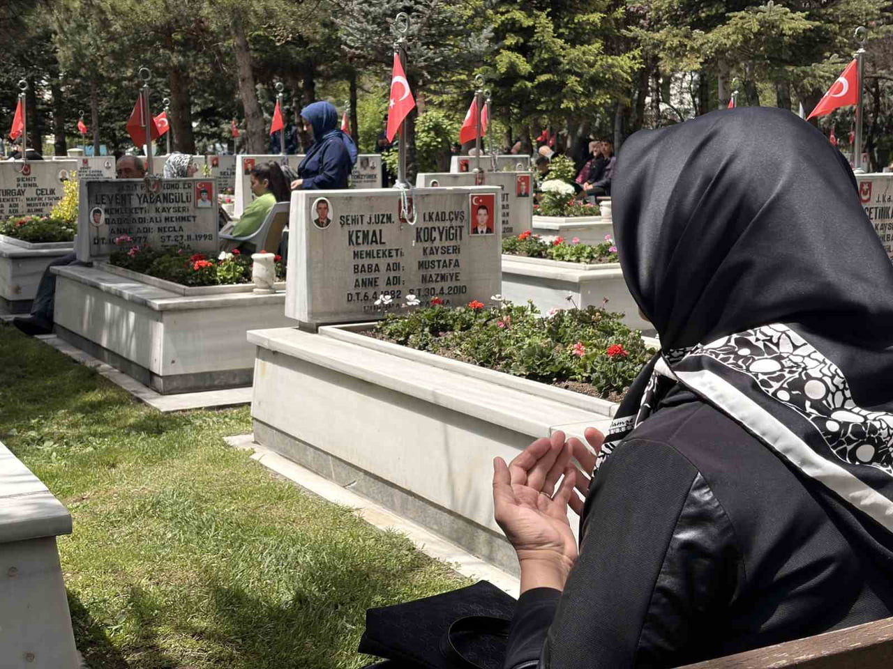 KAYSERİ’DE ŞEHİT ANNELERİ; ANNELER GÜNÜ DOLAYISIYLA OĞULLARININ KABİRLERİNİ ZİYARET...