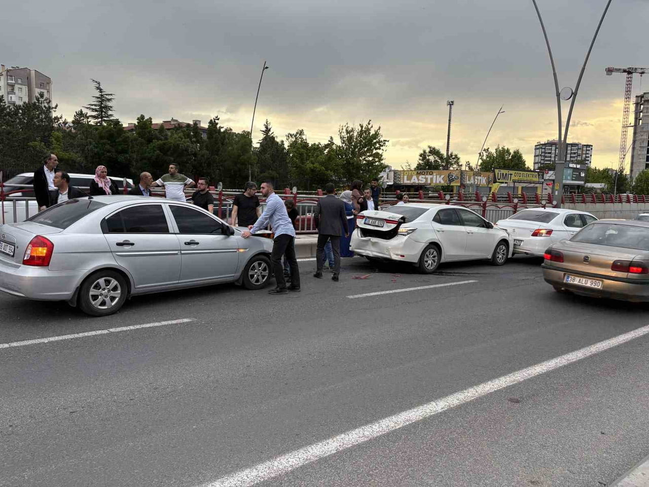 KAYSERİ’NİN KOCASİNAN İLÇESİNDE BİR ALT GEÇİDİN GİRİŞİNDE 4 OTOMOBİLİN KARIŞTIĞI ZİNCİRLEME TRAFİK...