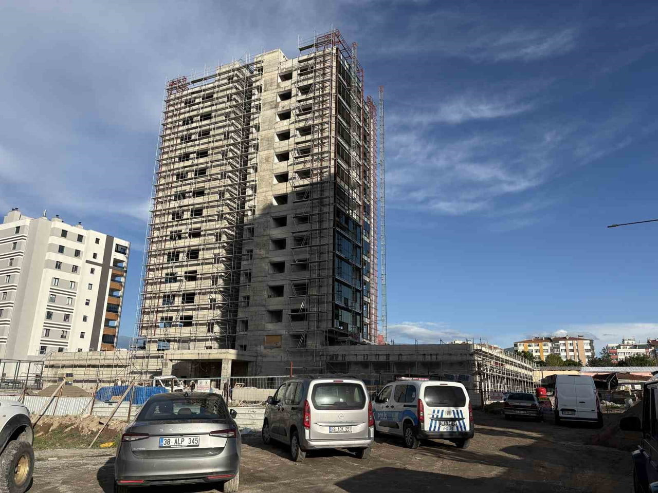KAYSERİ’NİN KOCASİNAN İLÇESİNDE BİR İNŞAATTA YÜK ASANSÖRÜNDEKİ MERMER İŞÇİNİN BAŞINA DÜŞTÜ....